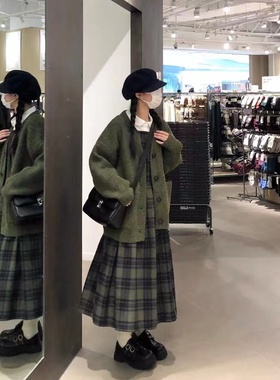 小个子穿搭一整套早秋学院风森系复古绿色毛衣开衫背带裙两件套装