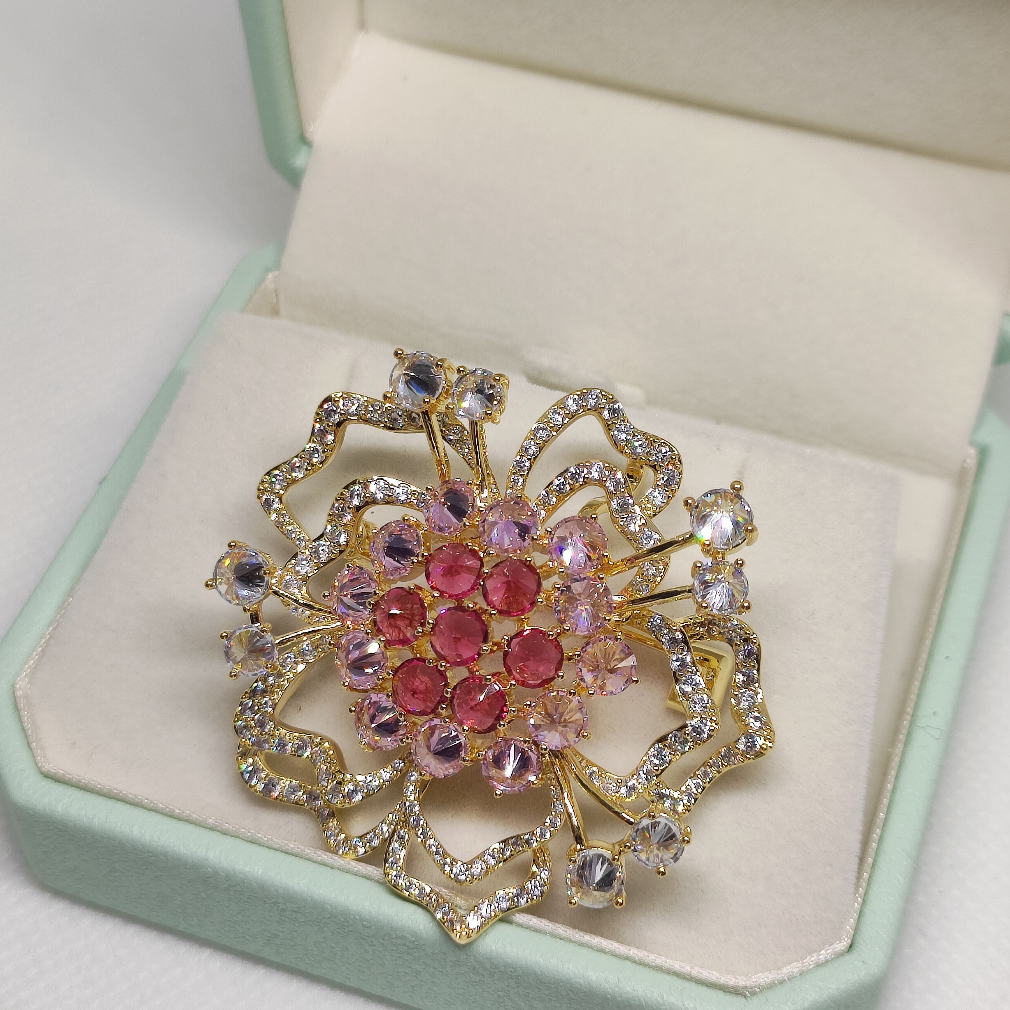 立体镂空金色边粉紫心花朵微镶皓石铜镀金胸针大气奢华胸花配西裙