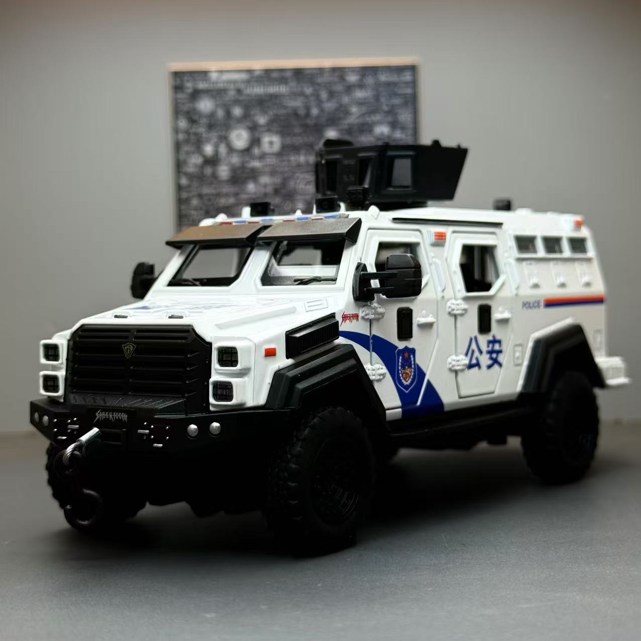 带声光132剑齿虎装甲车合金车模