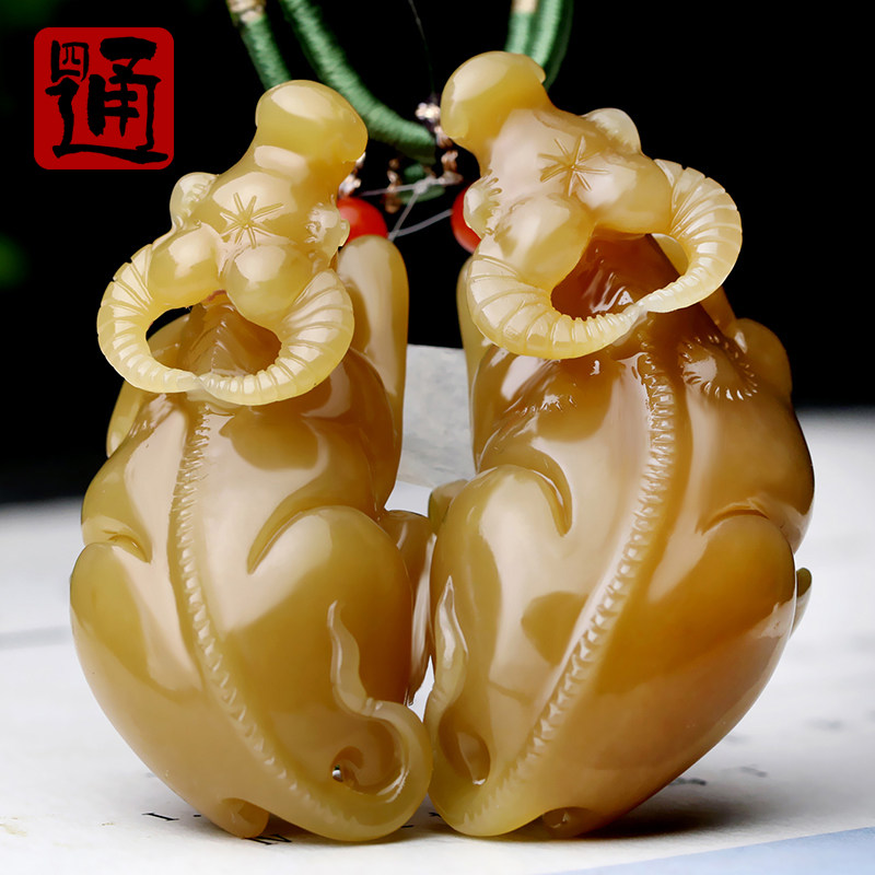 四通新疆和田玉挂件生肖牛天然纯糖玉牛吊坠黄金糖玉石立体牛一对