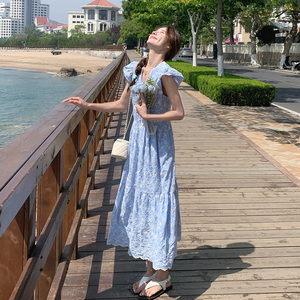 蓝色海边度假连衣裙女2025夏季新款小飞袖高级感减龄气质碎花长裙