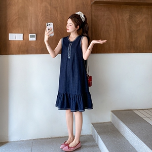 重工刺绣牛仔连衣裙女2025年夏新款圆领无袖显瘦背心裙中长裙子图片