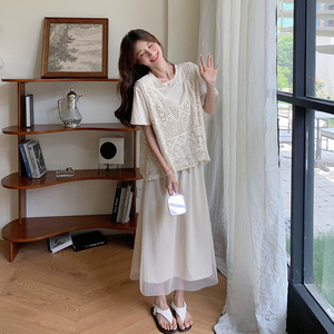 小众不撞款套装半身裙2025新款女夏时尚高级感镂空上衣T恤三件套图片