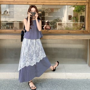 蓝色条纹蕾丝拼接背心连衣裙女2025夏季新款韩系设计感宽松a字裙