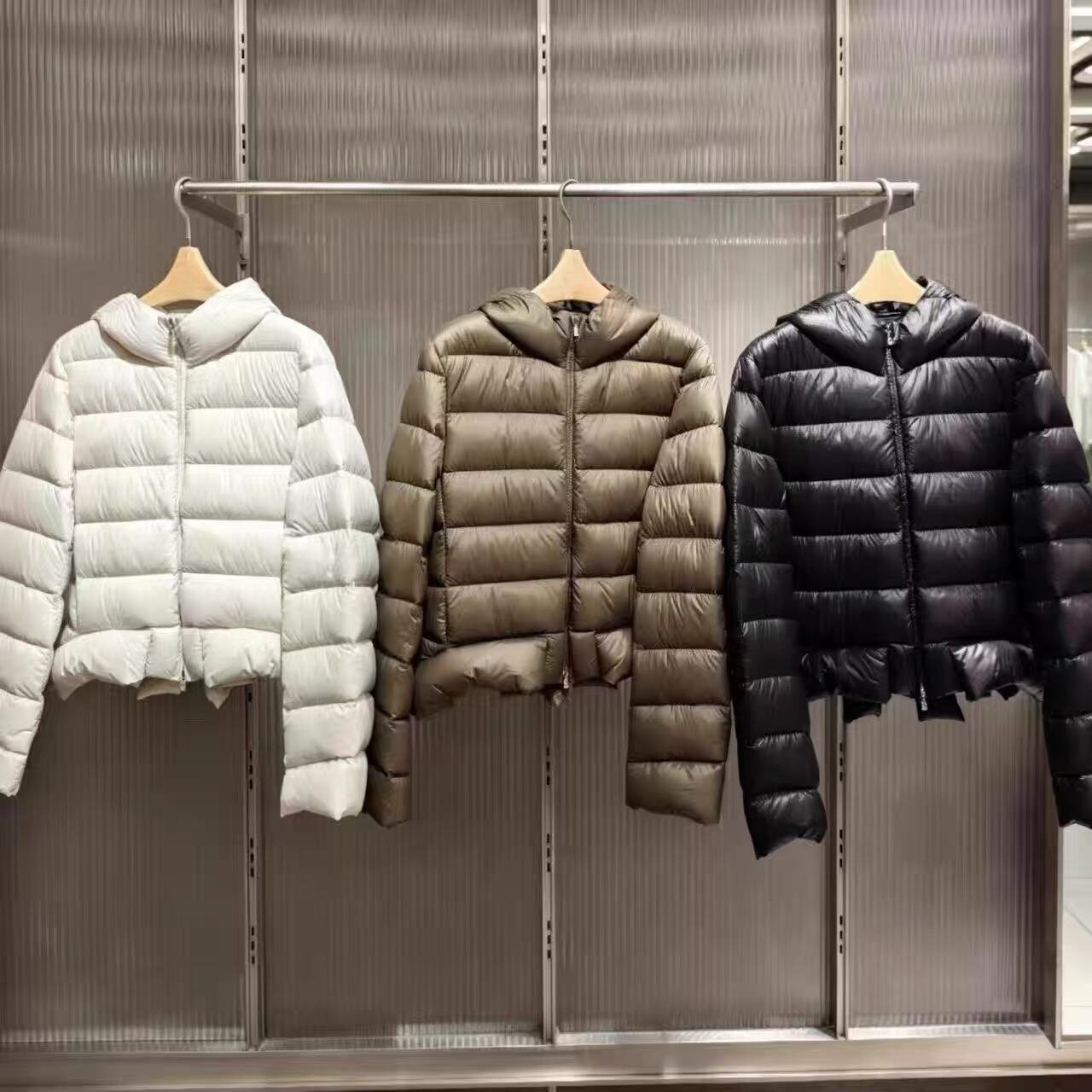 【商场同款】2026冬新品90%白鸭绒保暖蓬松短款连帽羽绒服外套女