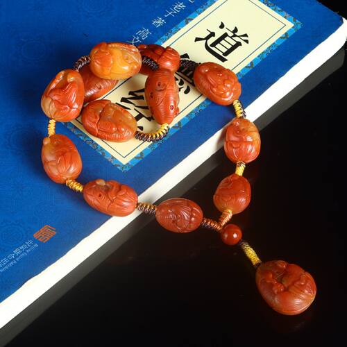 南红玛瑙手持黄皮包浆雕刻悟道