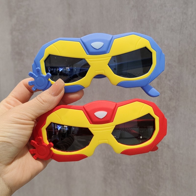 儿童偏光太阳镜男女童炫酷卡通发光钢铁侠墨镜男宝宝硅胶玩具眼镜