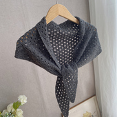 时尚 围巾针织轻盈披肩春秋旅游搭肩 优雅灰洞洞毛线三角巾女秋冬季