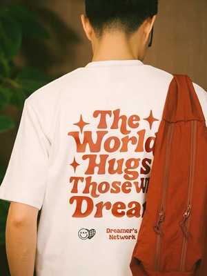 DAKYAM(达人)2025S/S Dream Hugger TEE 拥抱星辰的梦印花短袖T恤
