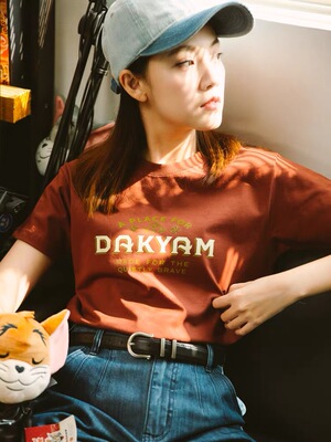 DAKYAM(达人)2026S/S Quietly Brave Logo 立场标志英文印花TEE恤