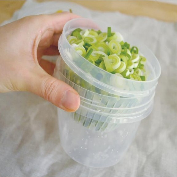 日本进口葱花盒泡菜小咸菜圆形保鲜盒带沥水格蓝莓桑葚盒可微波