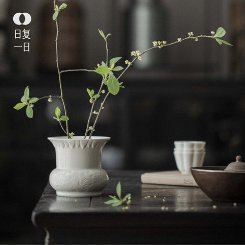 中式浮雕陶瓷花瓶羊脂玉白花器