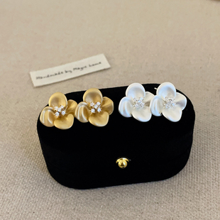 简约哑光金属锆石花朵耳钉女甜美精致时尚 气质通勤百搭耳环耳饰