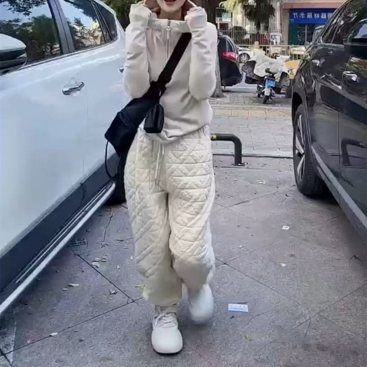 241215大爱美依缘2025冬季新款欧货休闲连帽卫衣夹棉束脚裤洋气女