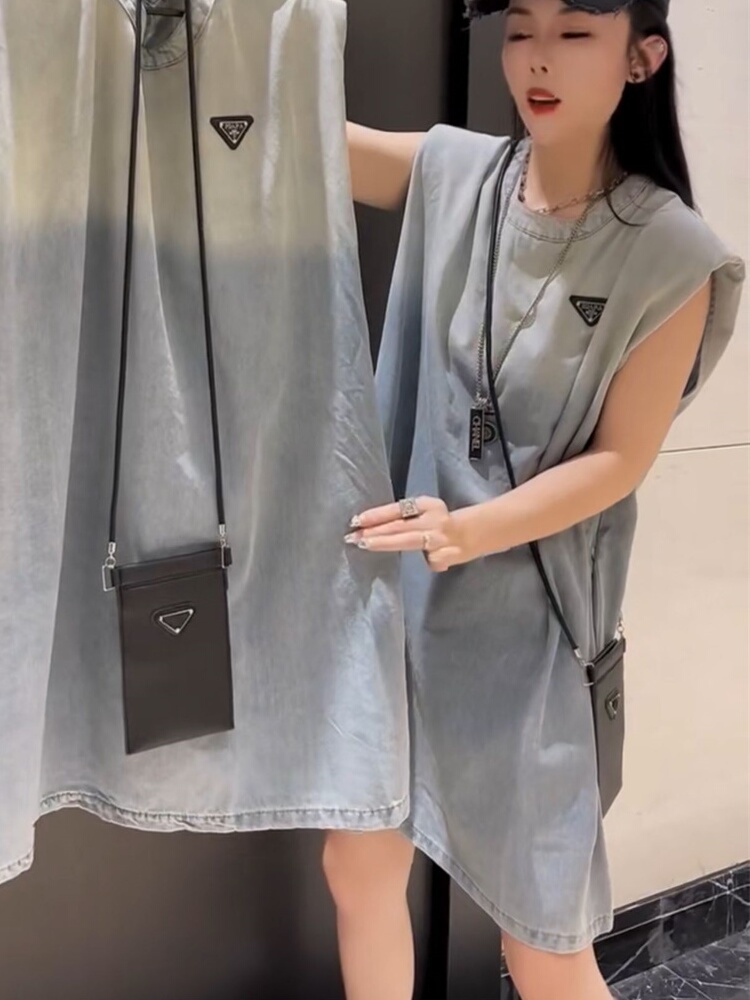 蓝色薄款无袖牛仔背心裙女中长款2024夏爆款宽松水洗设计感连衣裙
