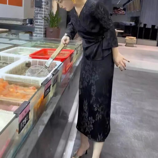 24610大爱美依缘2025新款 显瘦 时尚 端庄V领上衣半身裙两件套修身