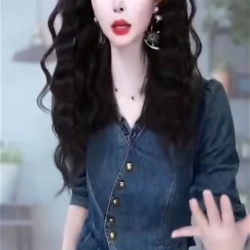 2025年春季网红新款时尚百搭休闲设计感牛仔V领上衣衫裤子套装女