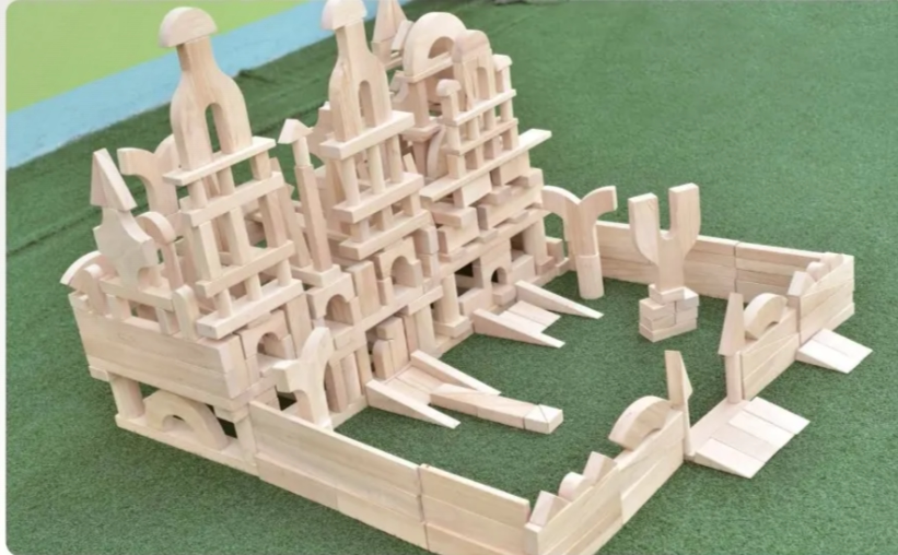 幼儿园室内木头大积木超大型建构区材料活动搭建实木原木碳化玩具