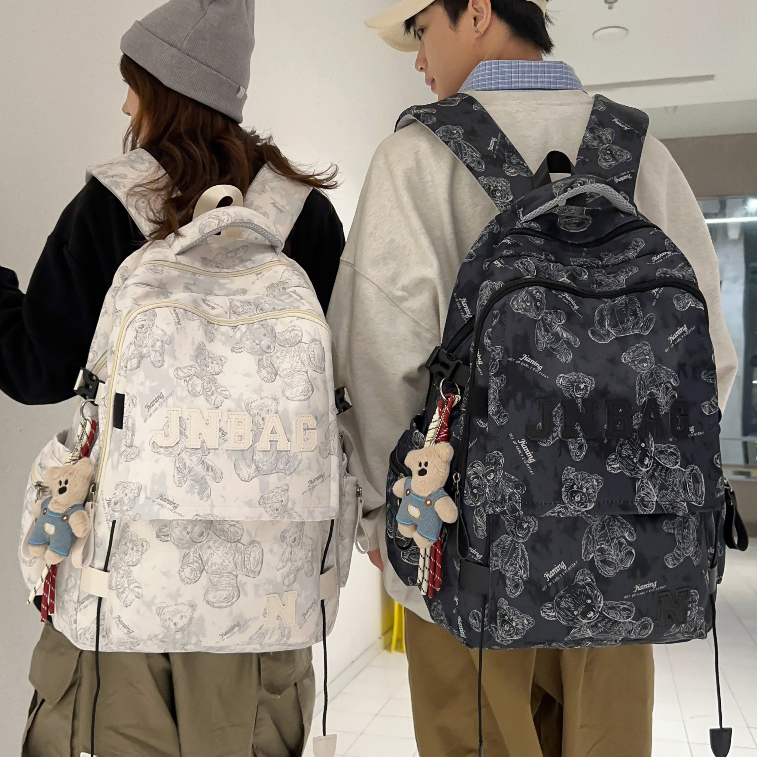 专柜正品日韩风简约潮流书包男女暗纹小熊印花高颜值双肩包初高中