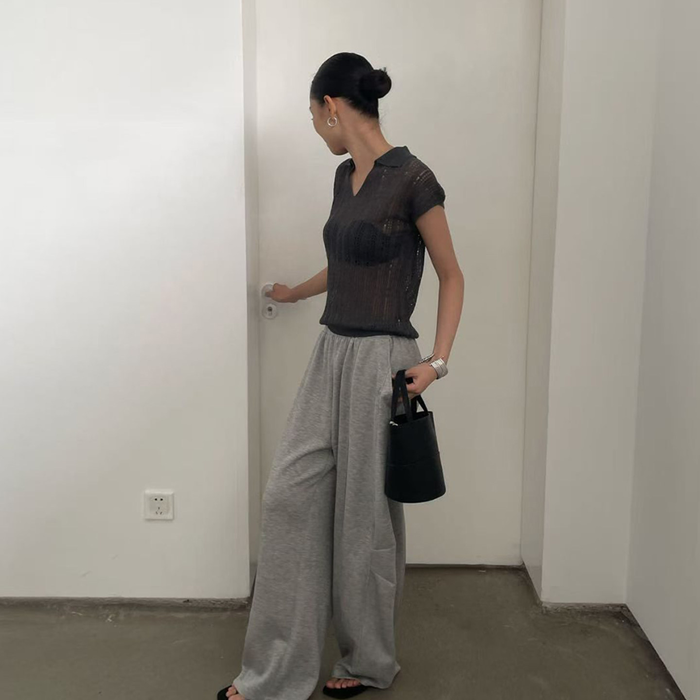 专柜正品灰色v领纯欲镂空针织t恤女夏薄款法式设计感别致巨好看的