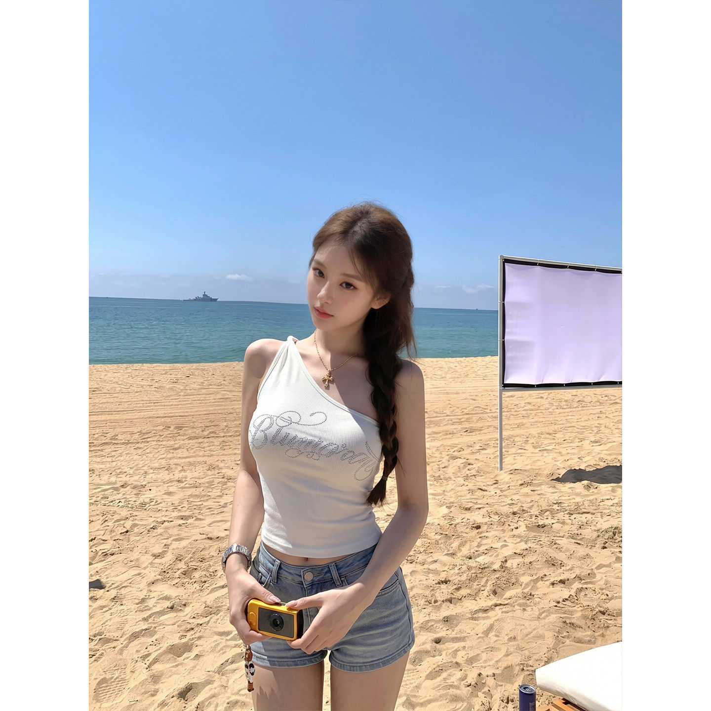 专柜正品白色烫钻字母吊带背心女夏外穿辣妹修身显瘦斜肩无袖上衣