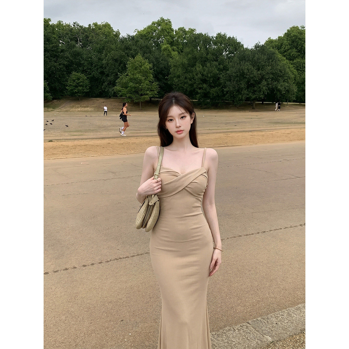 专柜正品卡其色气质吊带连衣裙女夏季纯欲风辣妹修身显瘦包臀长裙