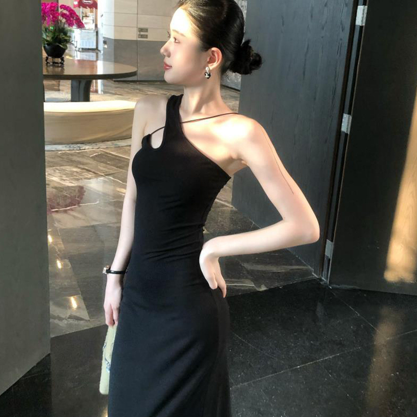 专柜正品黑色斜肩无袖连衣裙女夏季法式轻熟风御姐气质收腰显瘦包