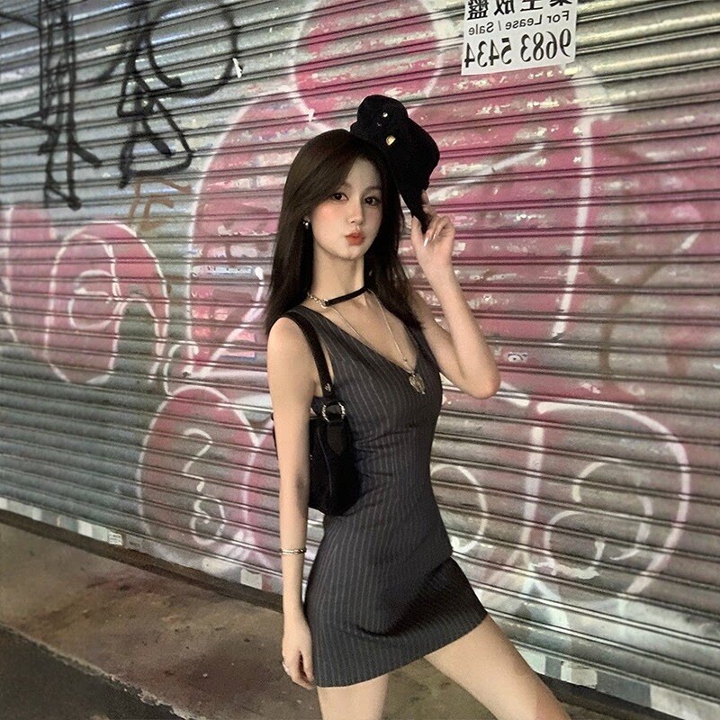 专柜正品夏季肌理感条纹V领吊带连衣裙女法式气质显瘦收腰无袖包