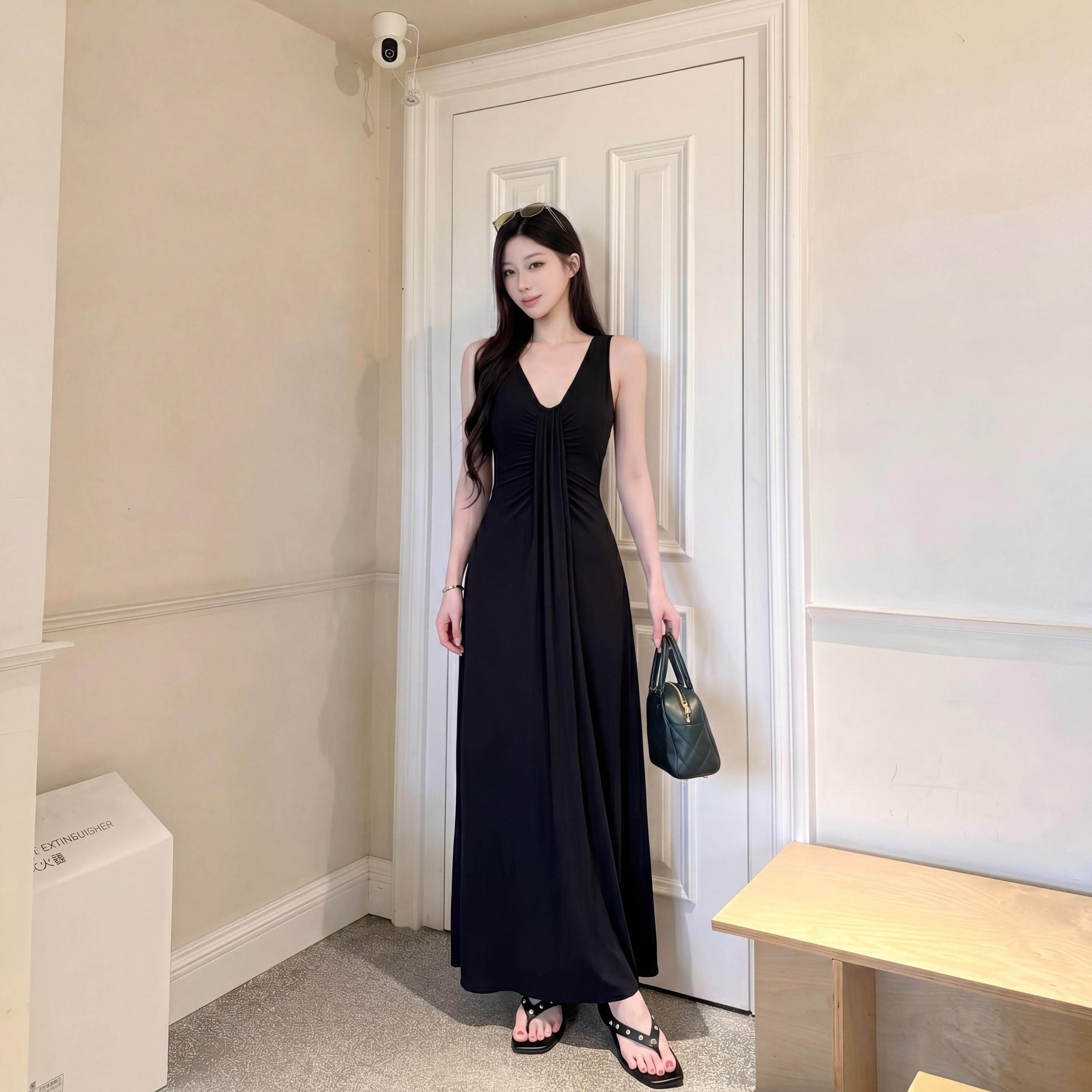 专柜正品法式御姐风V领无袖露肩连衣裙女夏季新款高级感褶皱收腰