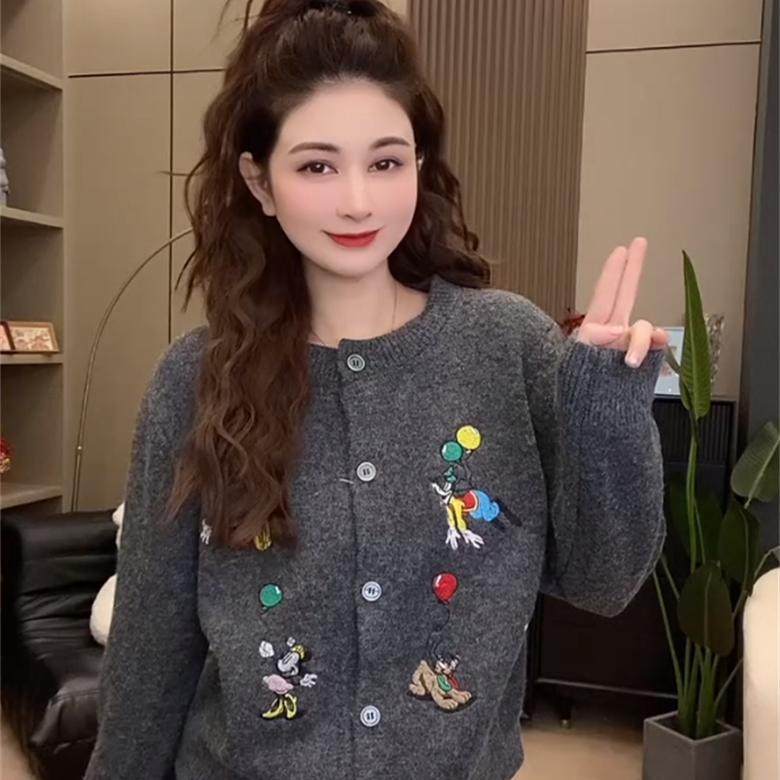 可爱米老鼠刺绣卡通单排扣开衫女装高级复古灰软糯设计感针织外套,女装/女士精品,毛针织衫,淘宝优惠券,粉丝福利购,淘宝优惠卷