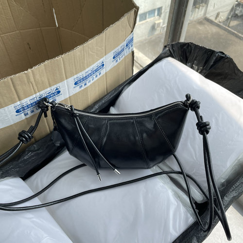 全新订单货～双色油蜡牛皮牛角包～新款真皮女包小众高级感斜挎包