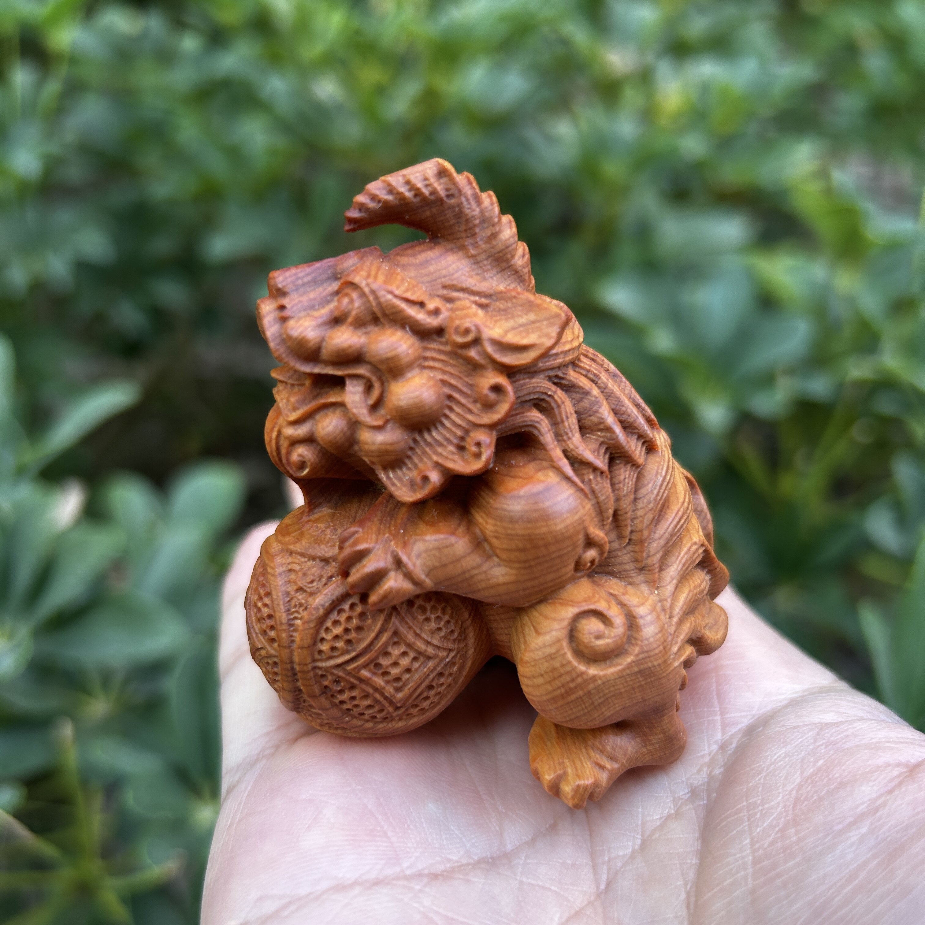 天然高油老料崖柏木雕刻貔貅抱球有求必应文玩手把件招财桌面摆件