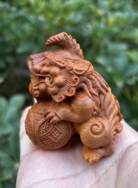 天然高油老料崖柏木雕刻貔貅抱球有求必应文玩手把件招财桌面摆件