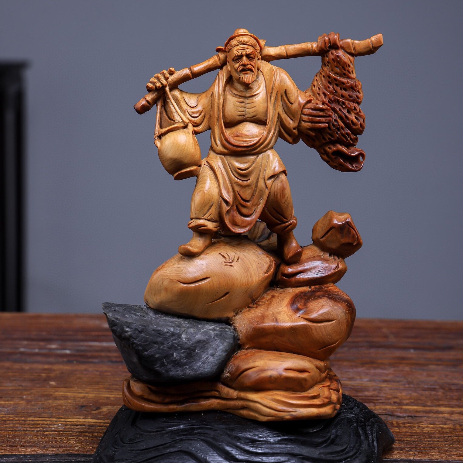 天然根抱石崖柏木雕满载而归渔翁人物根雕工艺品中式家居玄关摆件