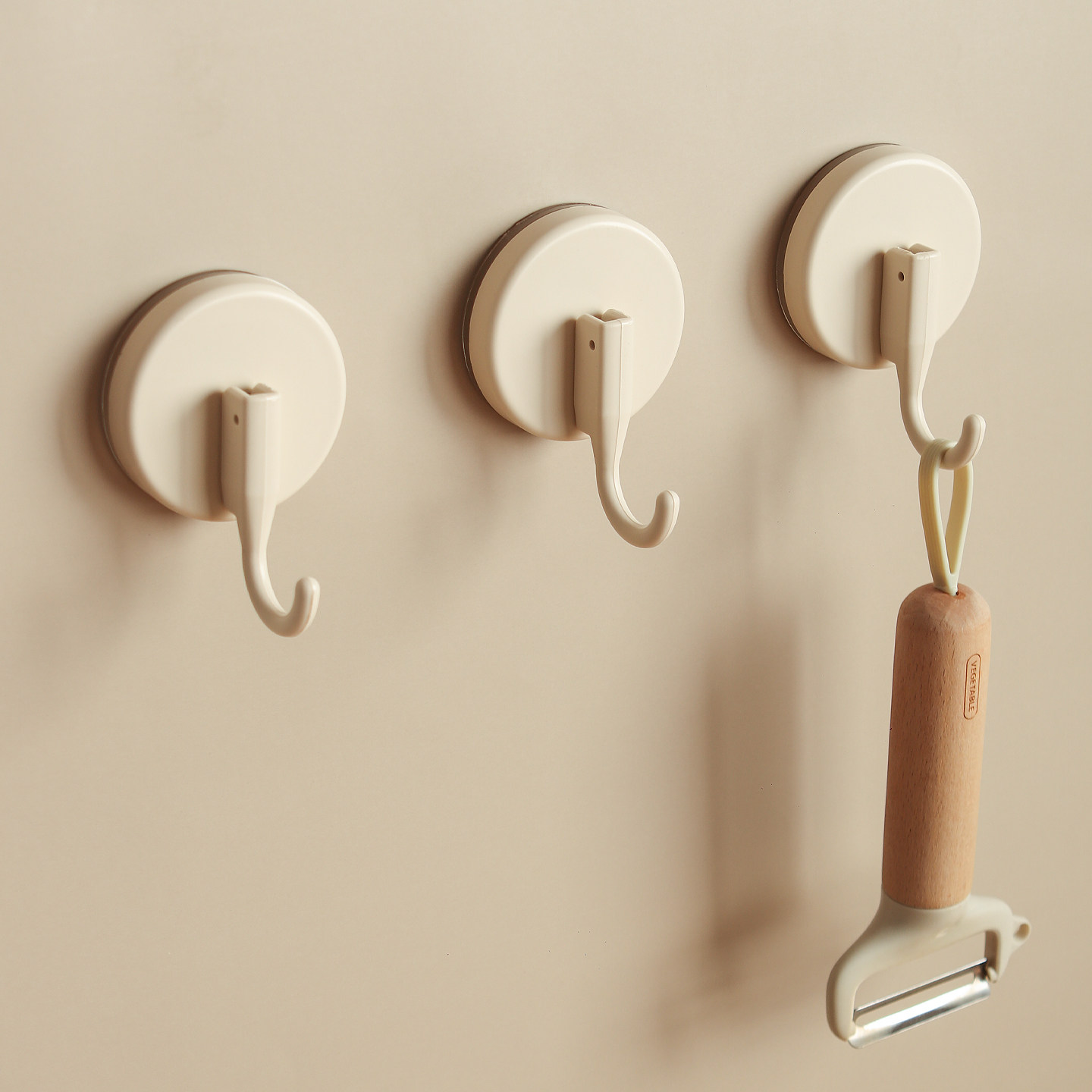 奶油风真空吸盘挂钩免打孔