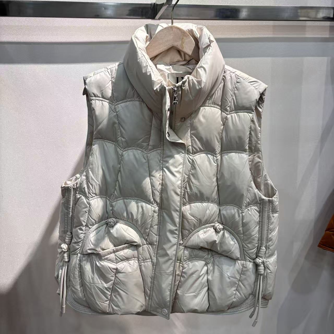 鸢系列90%白鸭绒常规款羽绒马甲3302