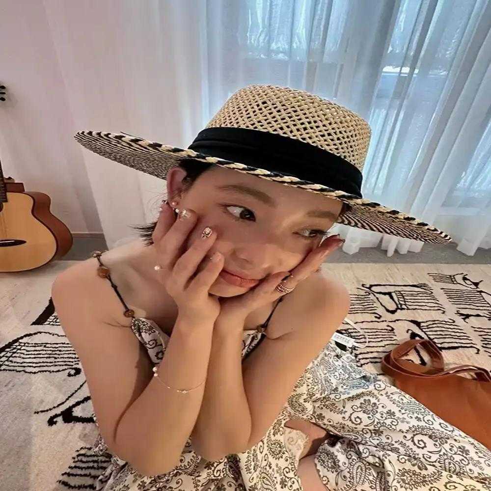 法式老钱风拼色草编平顶草帽女2026新款海边度假防晒遮阳帽礼帽
