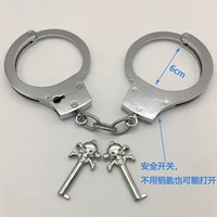 F с серебряной тяжелой короткой цепью бутиков