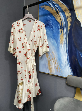 E米白色红色小花朵斜襟下摆不对称腰有绑带半袖连衣裙EBO1DRS033
