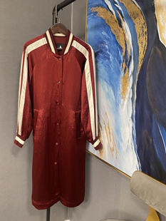 M酒红色侧乳白条醋纤后背图案刺绣长款 外套MT183COT104