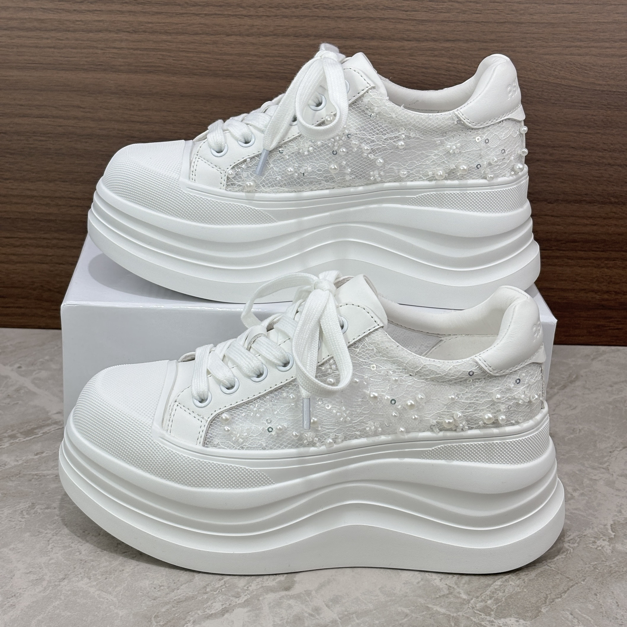 欧洲站2026夏季新款真皮白色厚底松糕鞋透气蕾丝网面增高小白鞋女