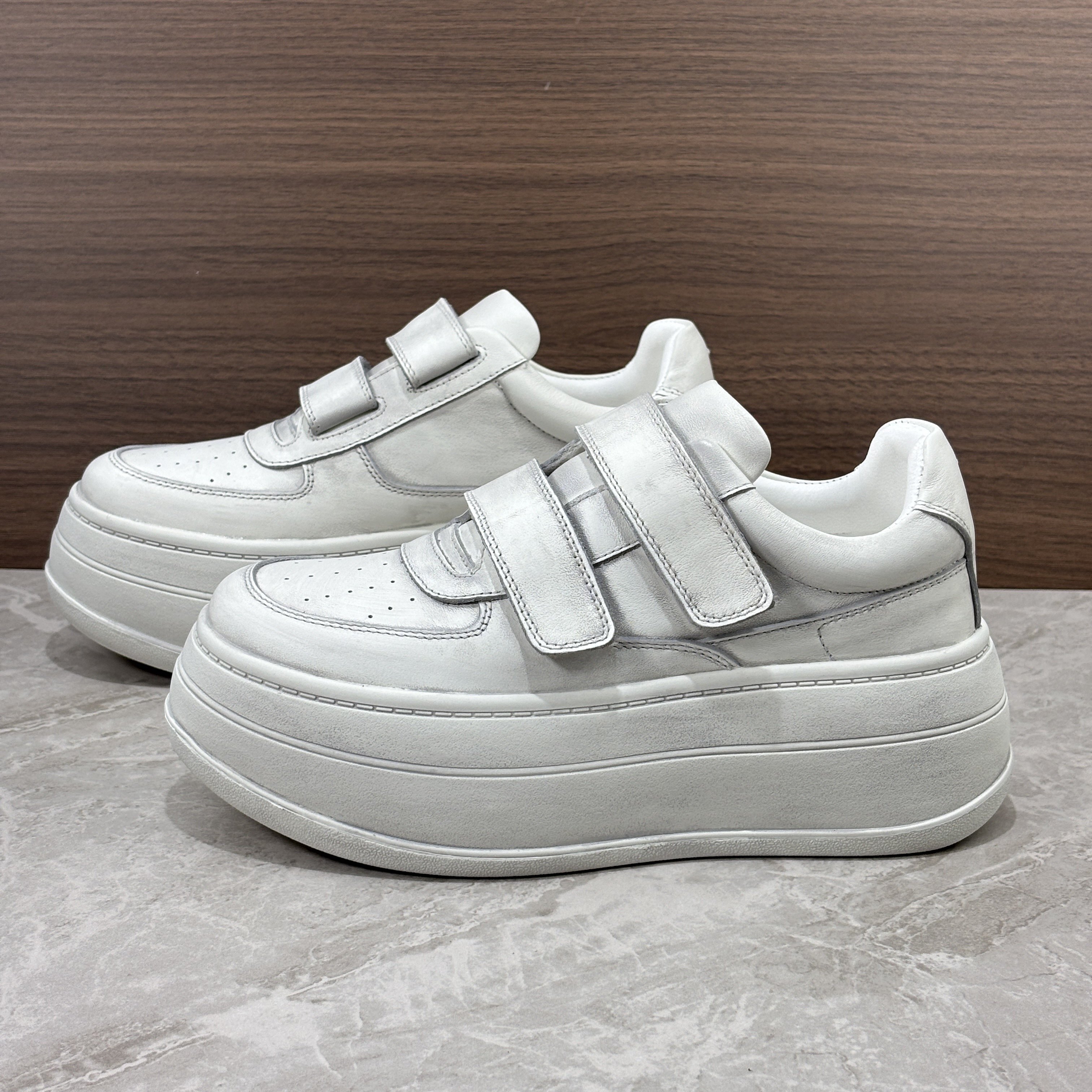 欧洲站爆款2026年新款做旧脏脏鞋真皮厚底松糕板鞋女魔术贴小白鞋,女鞋,休闲板鞋,淘宝优惠券,粉丝福利购,淘宝优惠卷