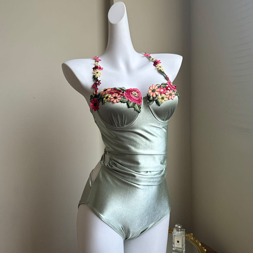omom立体绣花女性连体