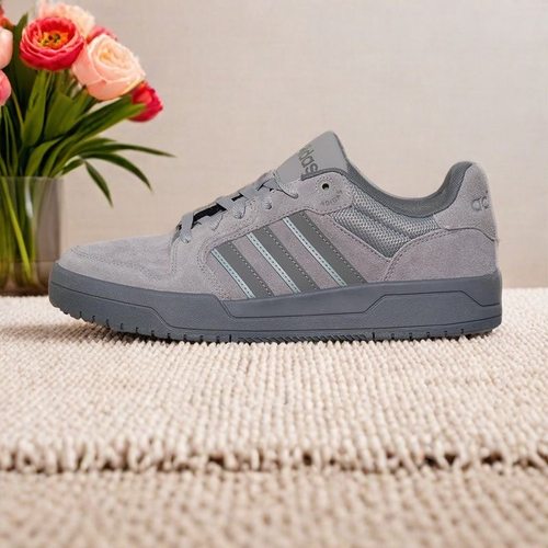 阿迪达斯低帮舒适耐磨板鞋