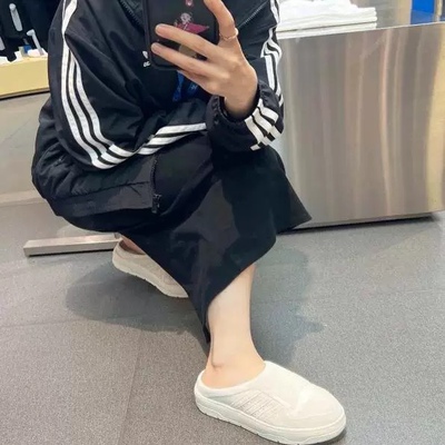 阿迪达斯三叶草女子运动休闲鞋