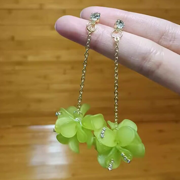 绿色满钻耳环时尚个性小众设计亚克力花瓣耳扣高级感超仙气质甜美