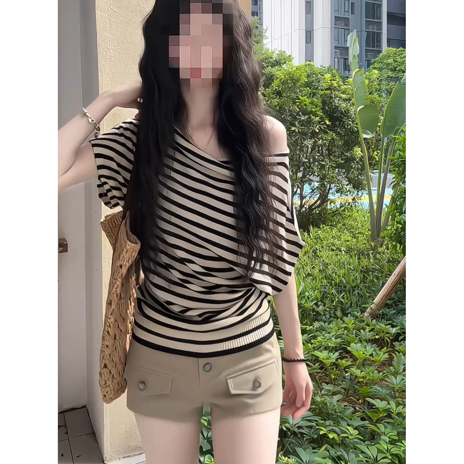 浅咖慢渡 韩系慵懒感条纹斜肩上衣+卡其色短裤夏季日常通勤两件套