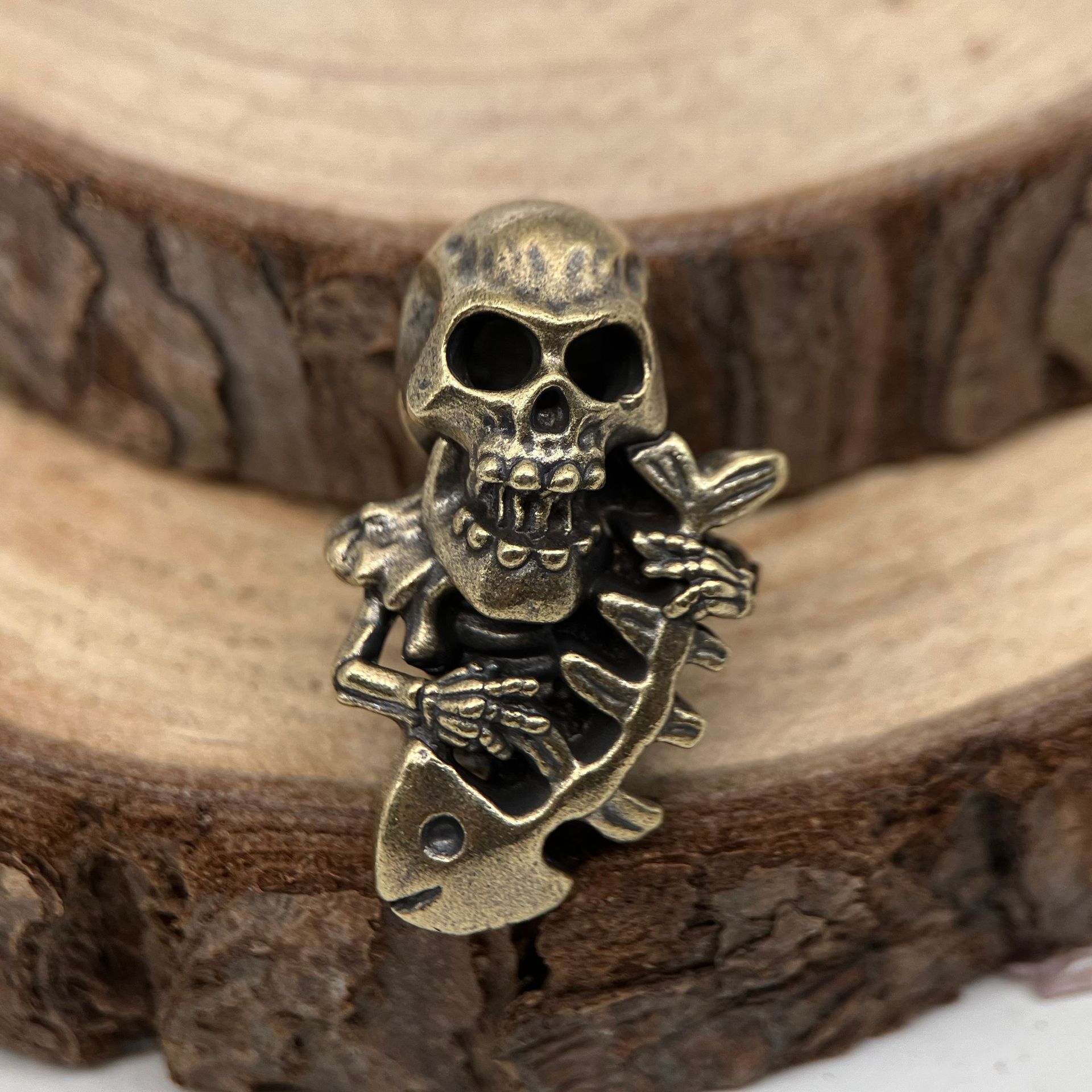 创意新款霸气骷髅鱼骨咏游诗人刀坠EDC伞绳坠推牌坠弹弓坠DIY吊坠