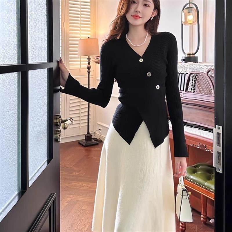 法式V领交叉毛衣黑色针织衫女春秋长袖气质修身显瘦别致小上衣