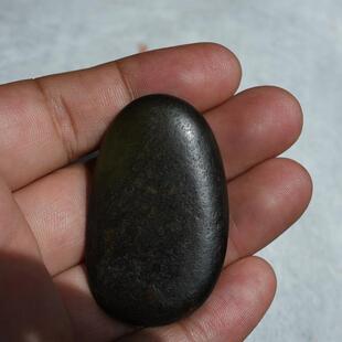 牌型顶细无结构老熟黑油皮和田玉亮色沙枣青籽料挂件吊坠